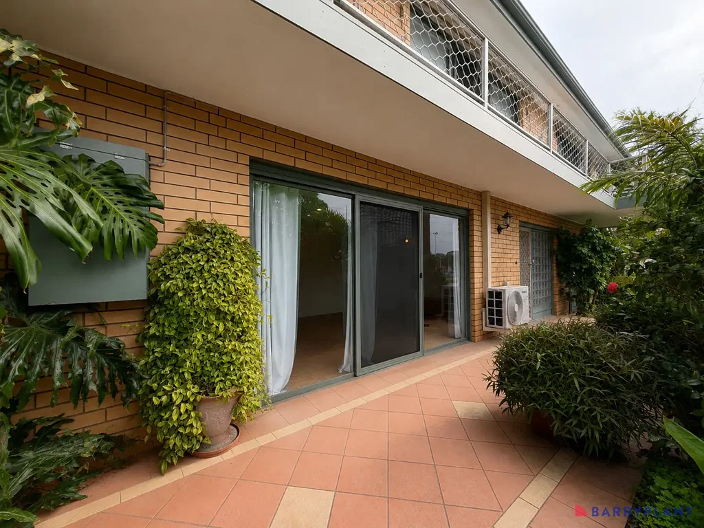 Spacious Downstairs Living with electricity and water included!