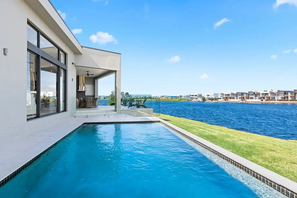 Helensvale 4ਬੈੱਡਰੂਮ Architectually Designed Home with 3.3M Ceilings