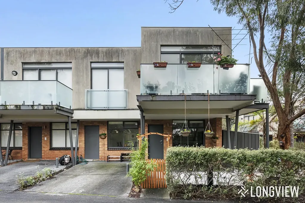Fully Furnished Living in Oakleigh East