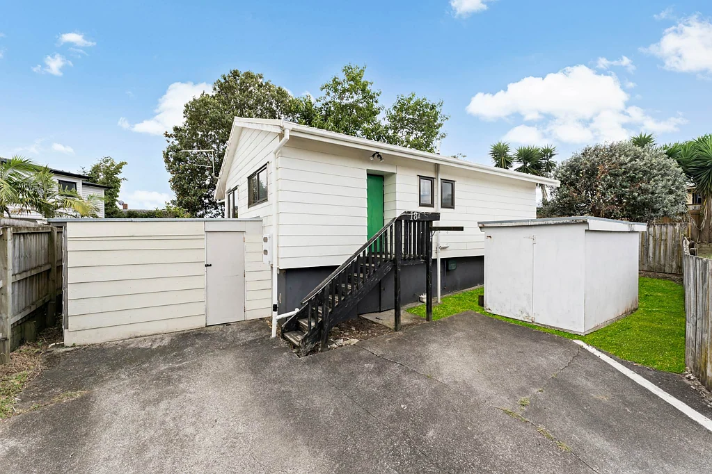 Pakuranga 2 Slaapkamer Affordable Freehold Home with Add-Value Potential