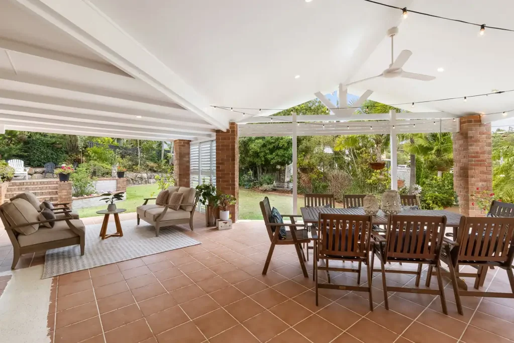 Shailer Park 4ห้องนอน Stunning Fully Renovated Abode - Massive Ambient Entertainment Area on an Expansive Block - Your Dream Home Awaits!