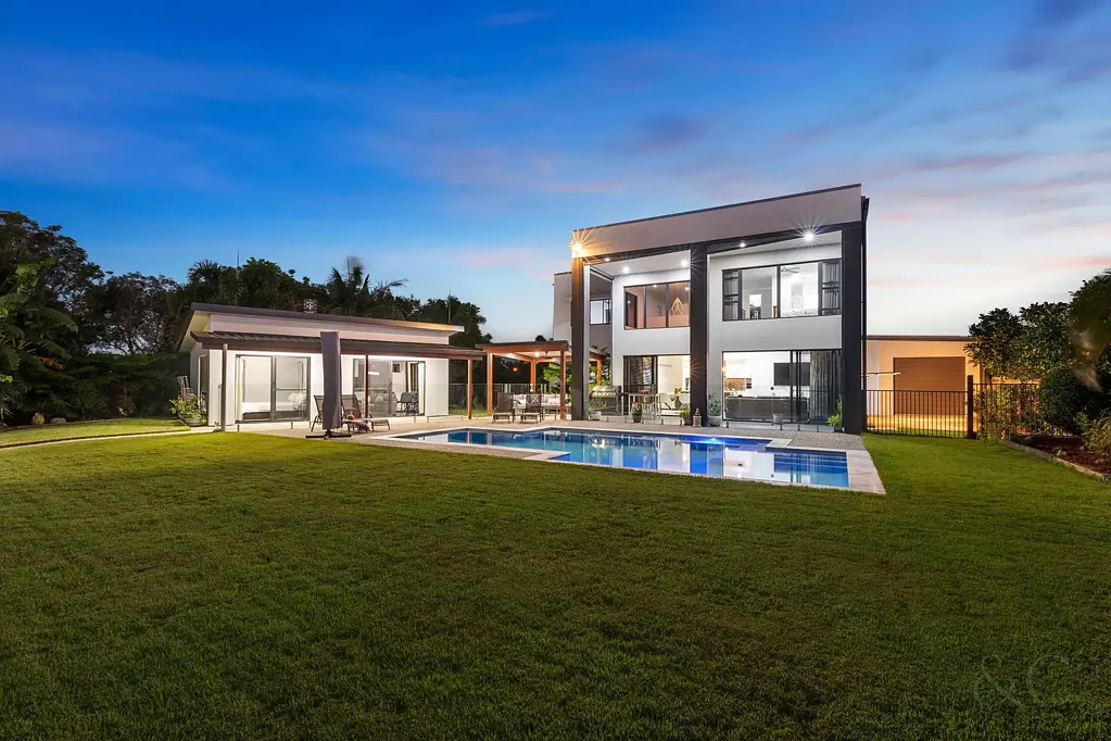 Mountain Creek 6房  Grand Waterfront Living on 1,045m² with Dual Residence