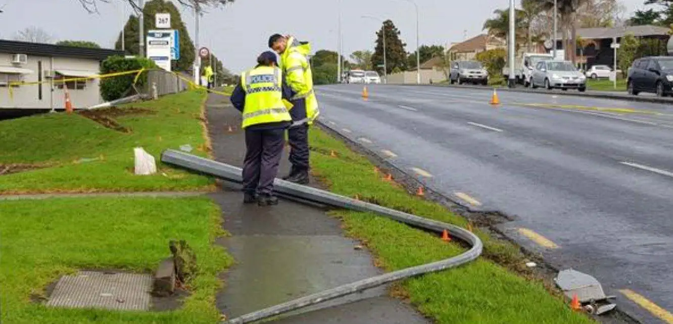 奥克兰Pakuranga 出事了！汽车一头撞向街边建筑！致两人死亡！交通陷入瘫痪！