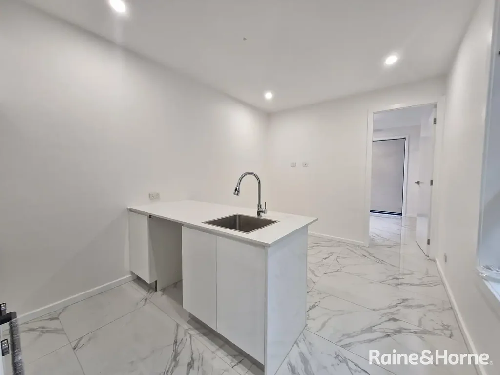 BRAND NEW GRANNY FLAT WITH SOLAR PANELS AND 2.7 HEIGHT CEILINGS IN INGLEBURN FOR LEASE!!!!
