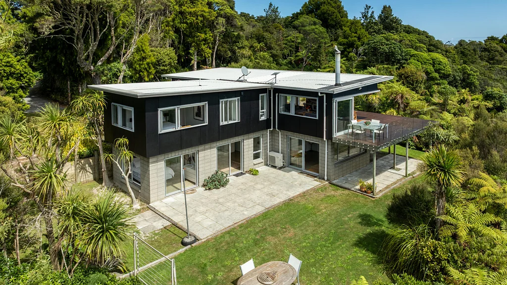 Piha 3房 奥克兰西海岸设计师住宅！8005m²地块，绿意环绕，鸟鸣为伴，宁静私密与都市便捷兼得！ Head Of The Valley-Sea Views