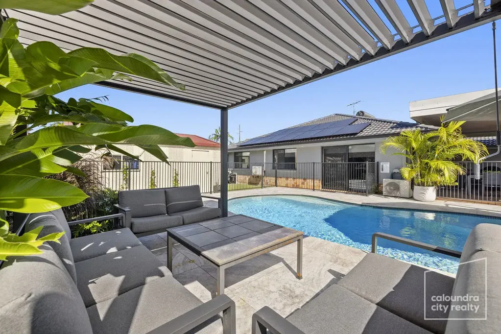 Currimundi 4 Bedroom Modern Coastal Oasis, Just 5 Minutes to the Beach