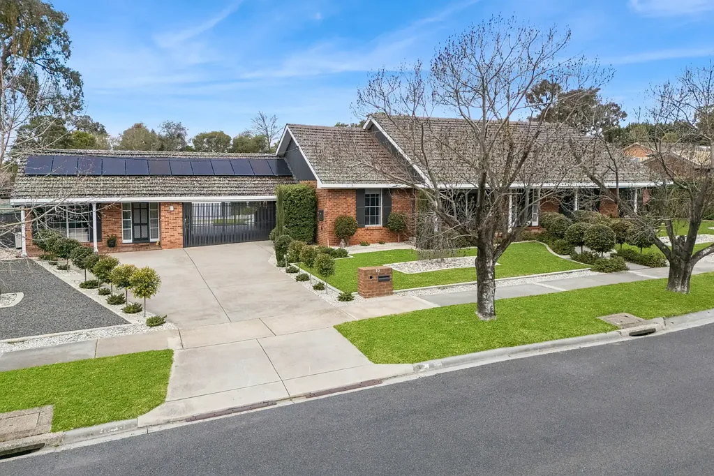 Strathdale 5Moenga Luxurious Home & Unit on a Huge 1,700sqm Allotment with a Pool