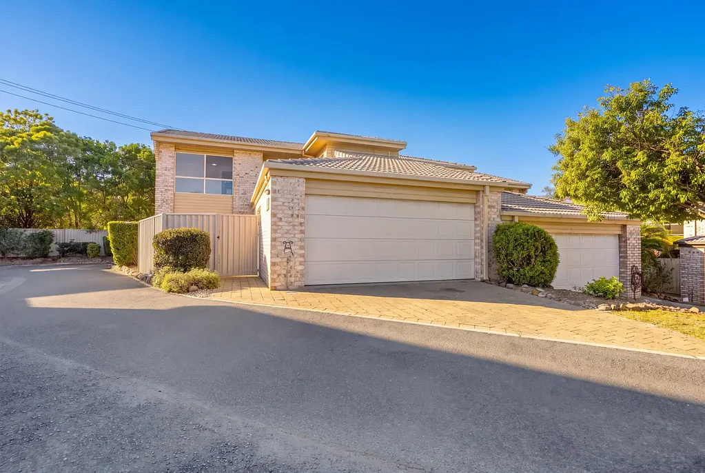 Southport 3ਬੈੱਡਰੂਮ Spacious Townhouse with Solar, Yard & Prime Southport Location