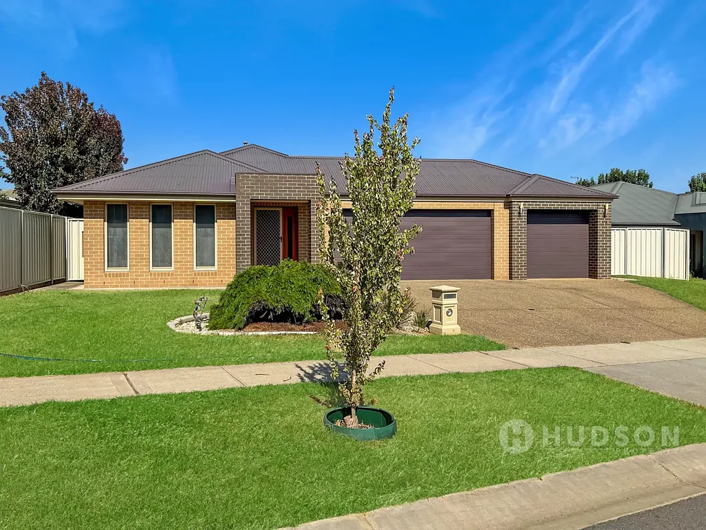 Wodonga 4બેડરૂમ INVESTOR OPPORTUNITY, LONG LEASE, LARGE BLOCK AND TRIPLE GARAGE!