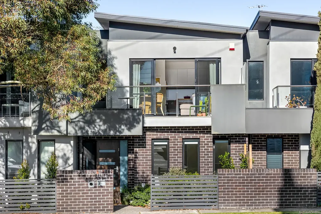 Coburg North 2房 独立入口 2层布局 北向采光 厨房实用 分体冷暖 洗碗机 燃气灶 安全停车 步行便利 湿地近旁 Motivated Vendors - Offers Invited...