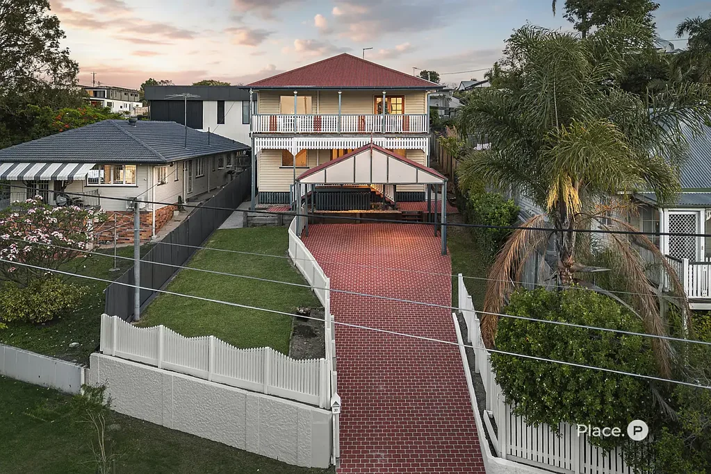 Greenslopes 4房 Greenslopes抢手地段 双层时尚住宅 开放式生活空间 城市全景露台 507㎡地块 2车位 近商圈学校 Large Family Home with Skyline City Views!