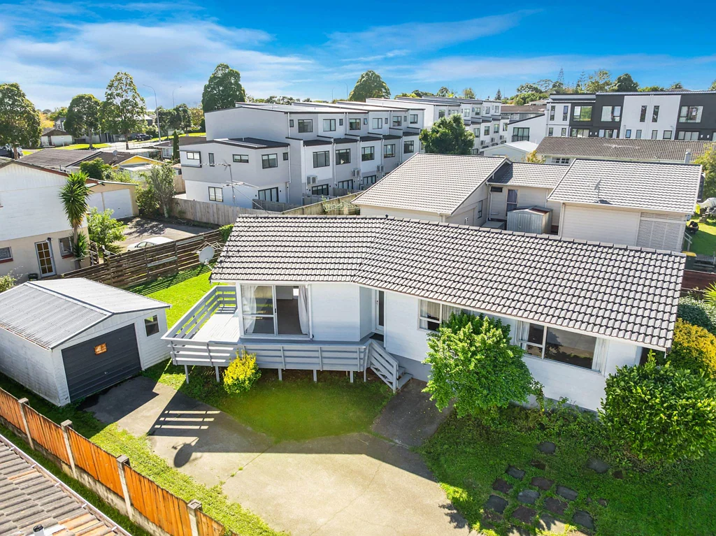 Pakuranga Heights 3Habitaciones Sun-Drenched Family Living - Future Potential