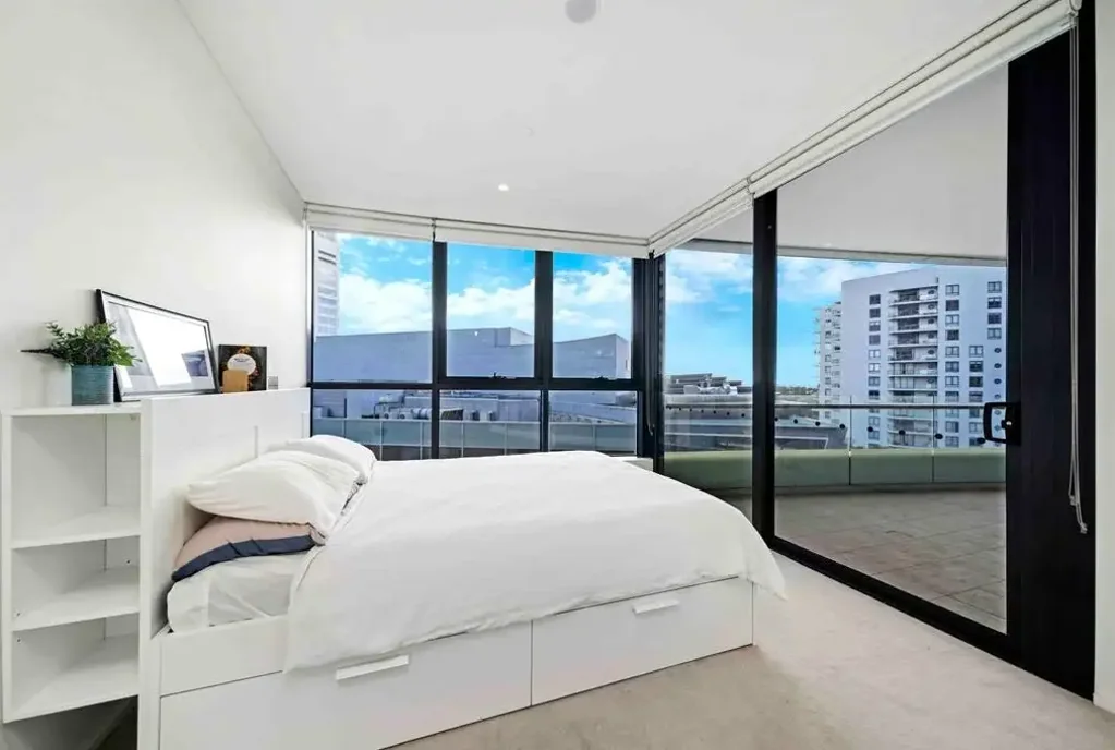 Luxury 2-Bedroom Apartment with Study | Prime Bondi Junction Location