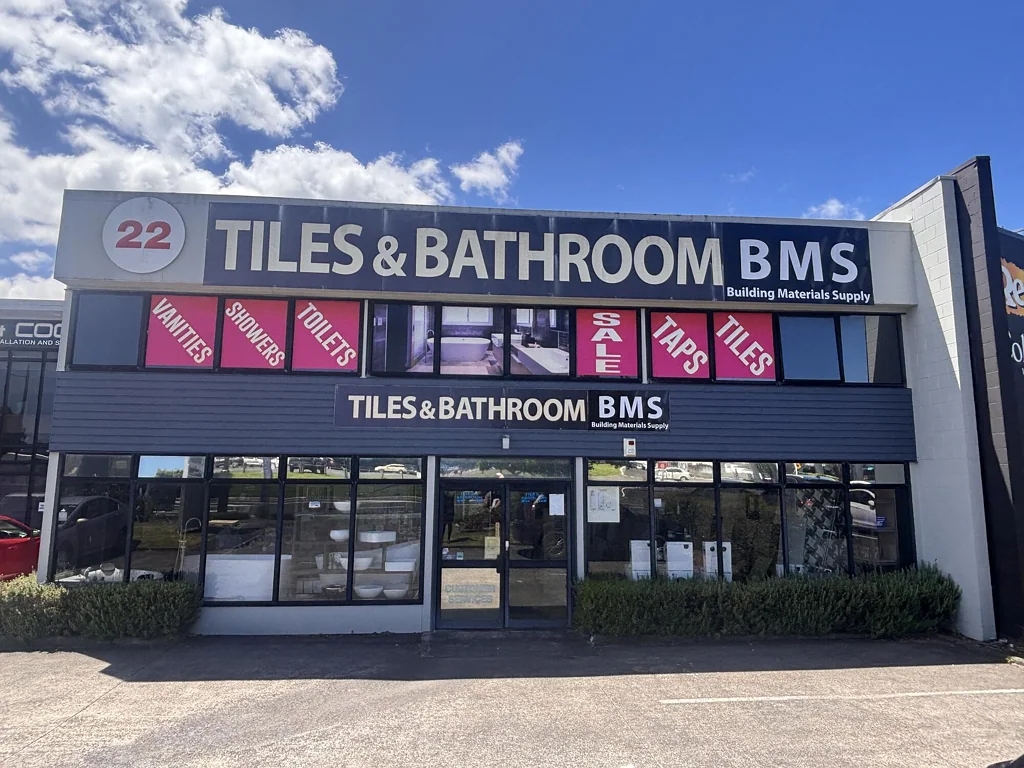 New Lynn High-exposure warehouse | ten on-site car parks