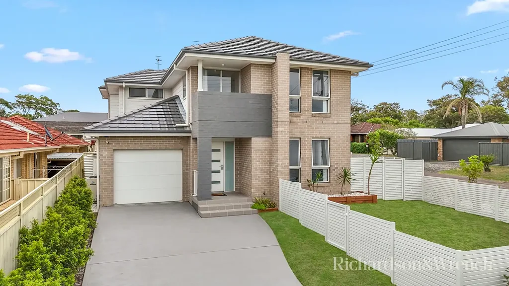 Ettalong Beach 3部屋 Near-New Townhouse Offering Private Driveway & Street Frontage
