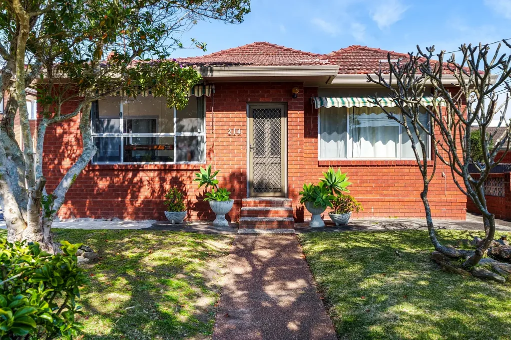 Lovely Single-Level Family Home In Prized Connells Point: Natural Light, Flexible Floor Plan & A Short Walk To The River, Bus, Cafes, Shops & Schools