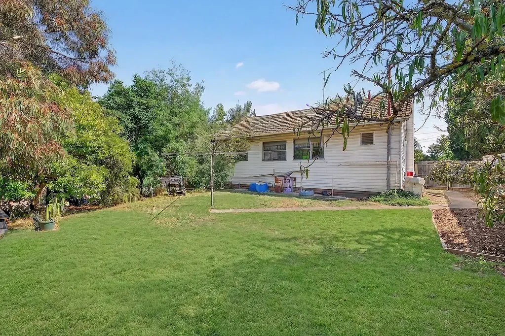 Corio 2 Slaapkamer Solid Home on a Generous Allotment with Huge Shed & Endless Potential!!