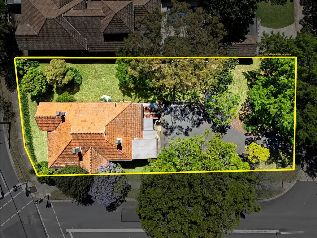 Artarmon 5غرفة نوم Triple fronted 1,117sqm block moments to station and village