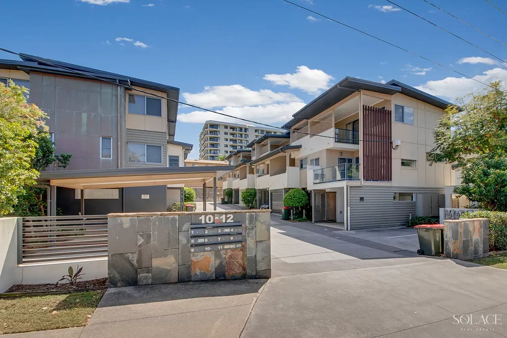 West Gladstone 2房  Extremely Well Kept Townhouse on CBD/Harbour Fringe!