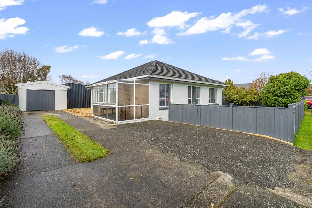 Grasmere 4 Bedroom Solid 1950s Brick Beauty!