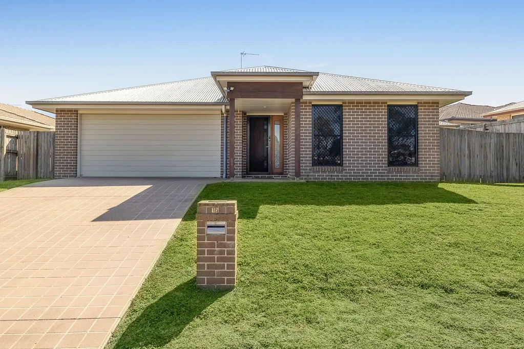 Glenvale 5બેડરૂમ Spacious and Beautifully Maintained Family Home with Parkland Views!