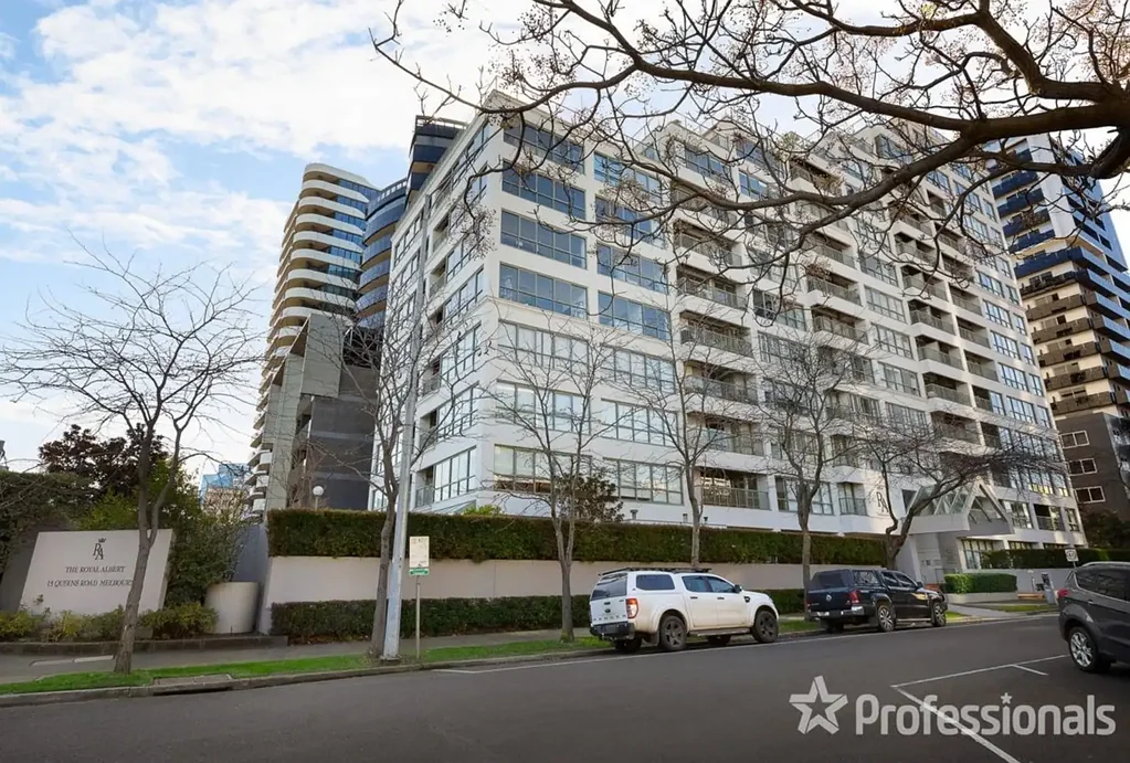 Melbourne 2 Bedroom Stylish City-Fringe Living in Prestigious Melbourne 3004