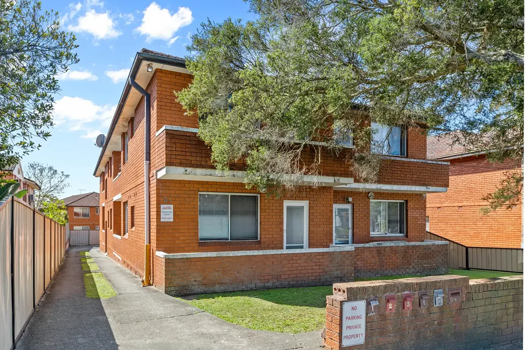 FRONT-FACING. TWO BALCONIES. 210M TO CAMPSIE STATION.