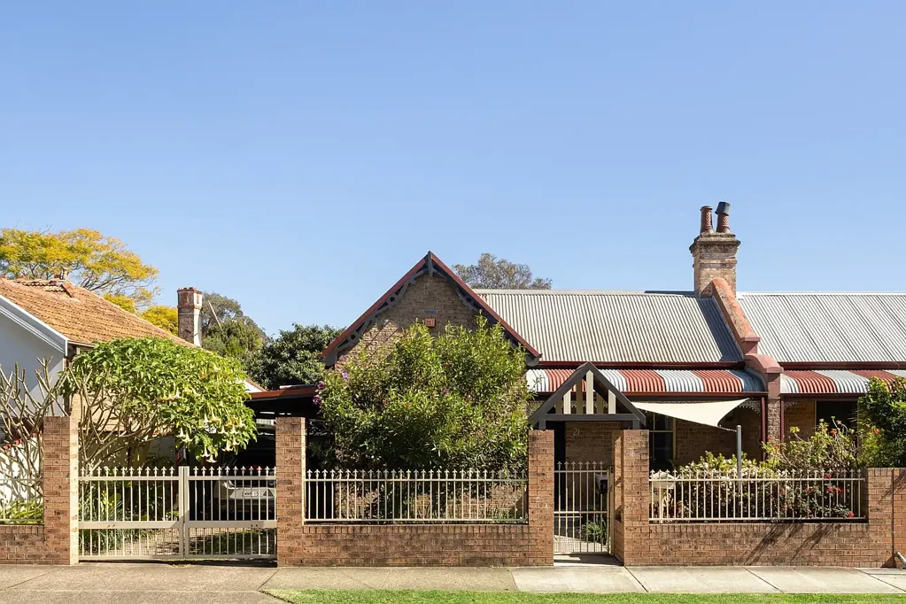 Strathfield 4房 翻新双砖半独立屋提供家庭奢华生活，位于高增长区域 Renovated Double Brick Semi Offers Family Luxury in High Growth Zone