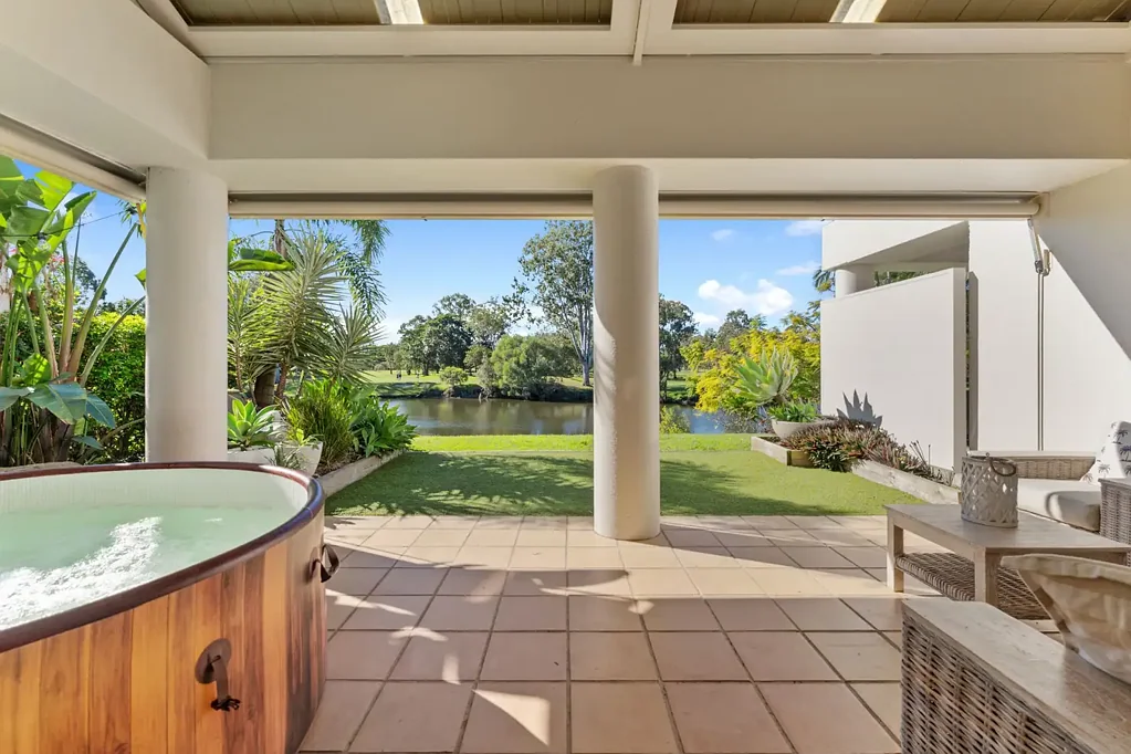 Clear Island Waters 3Phòng ngủ PRESTIGIOUS WATERFRONT GOLF COURSE VILLA – LUXURY DOWNSIZER’S DREAM
