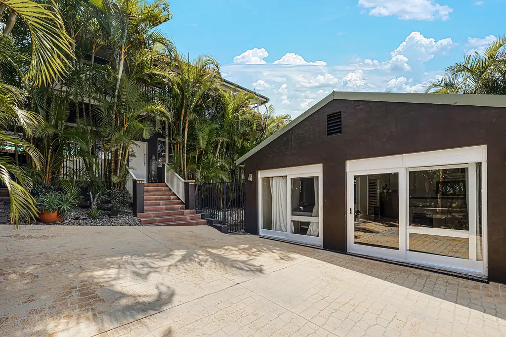121 Barrenjoey Road, Mona Vale, NSW 2103