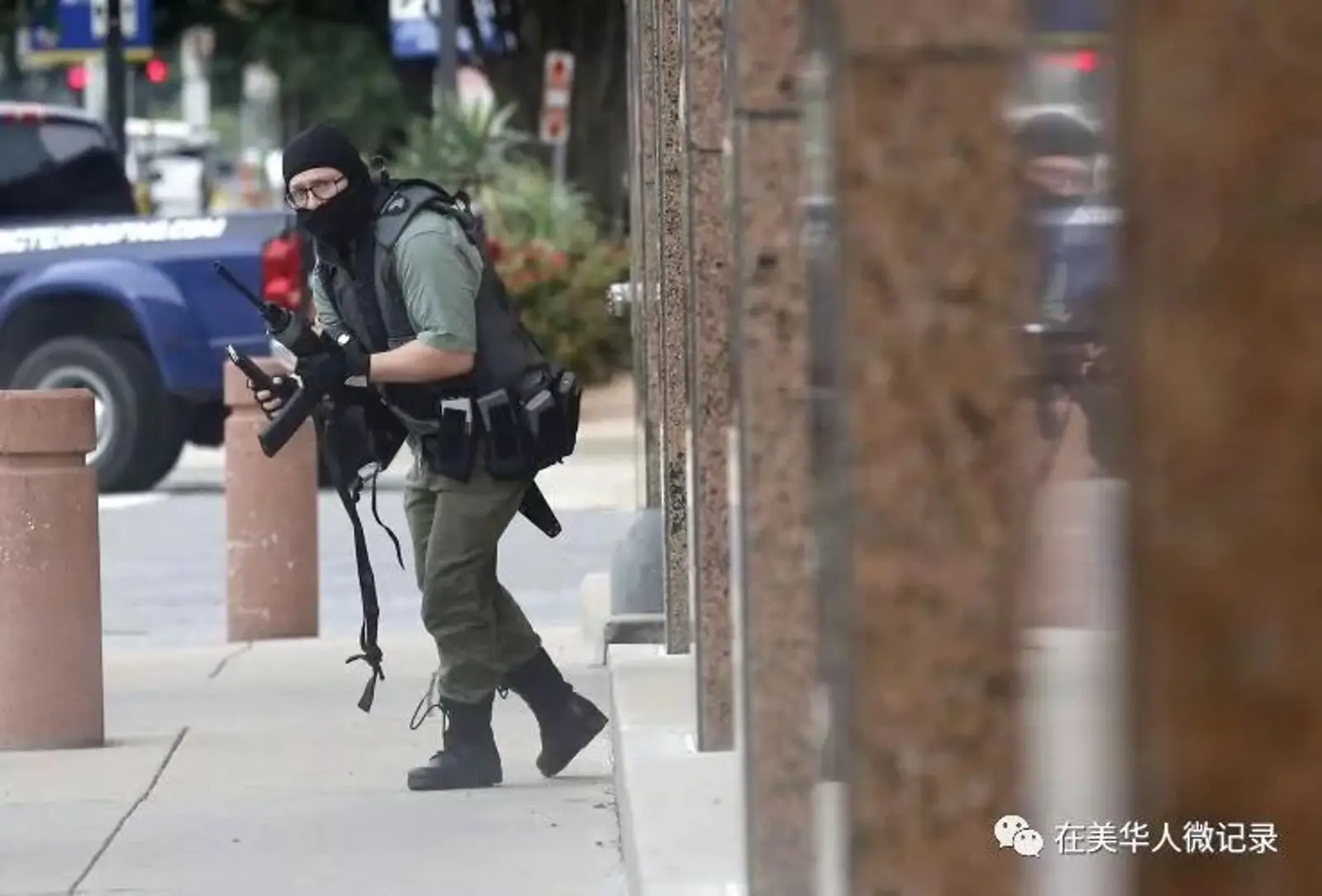 在联邦法院门外与警方激烈交火,达拉斯全副武装枪手被击毙