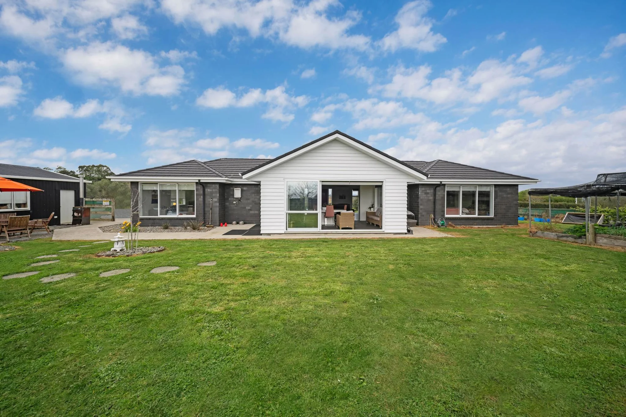 Waiau Pa 2房  Modern two bedroom home with established lifestyle