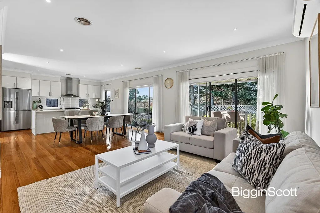 Mount Waverley 4房 Mount Waverley学区房 4卧2.5卫 私密双层别墅 现代厨房 大理石岛台 遮盖餐厅 低维护花园 便捷交通 CONTEMPORARY CLASS MEETS FAMILY COMFORT IN THE MWSC ZONE!