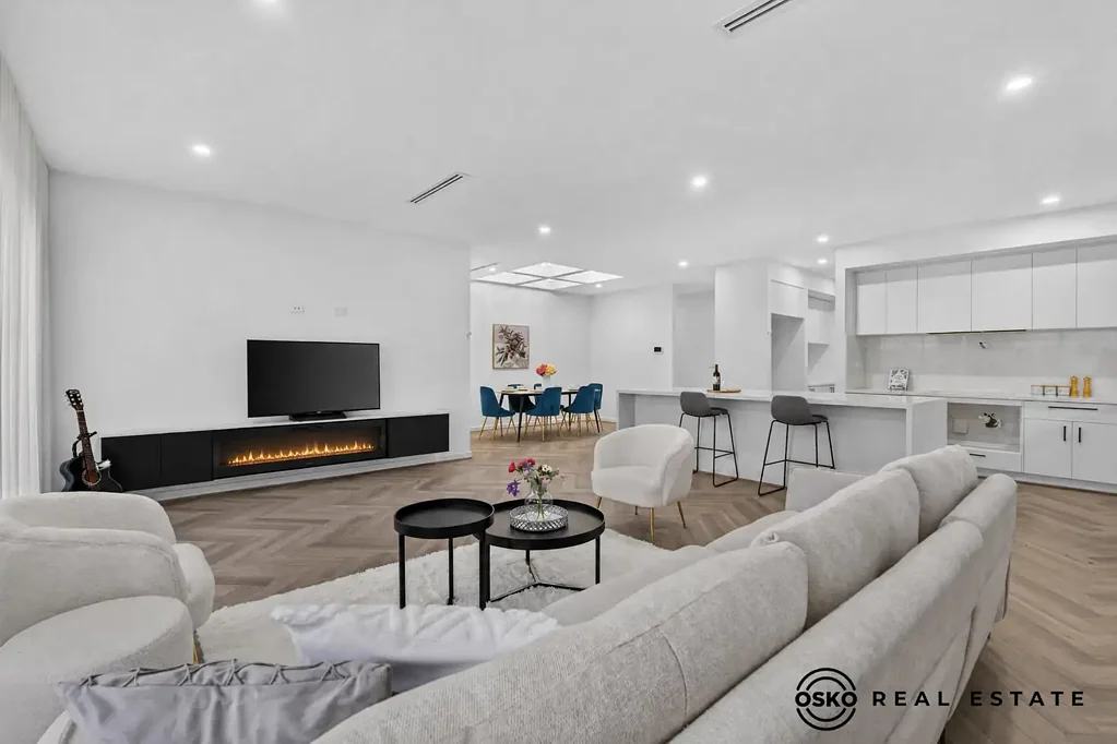 Deanside 4બેડરૂમ 15 SHIVAY STREET, DEANSIDE VIC 3336
A One-of-a-Kind Statement Home | 420sqm Land | 26.80 Squares | 4 Bedrooms | 3 Bathrooms | 4 Toilets