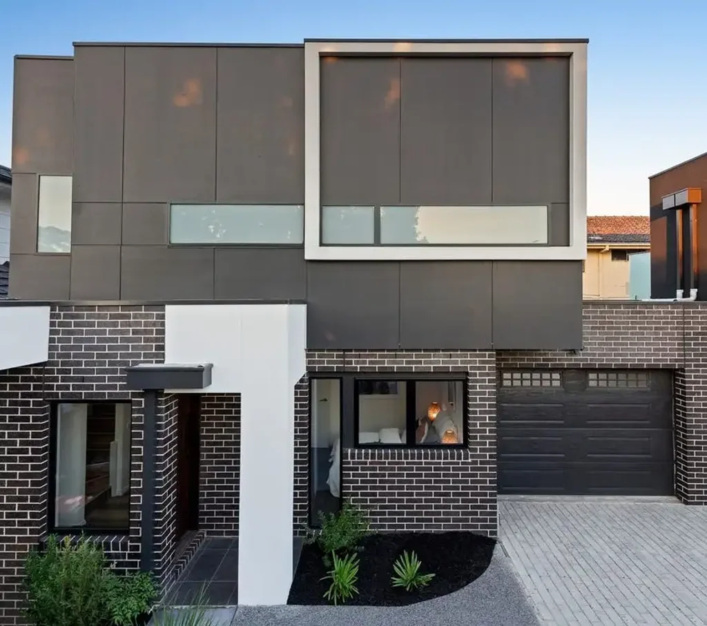 MODERN REVERSE LIVING TOWNHOUSE IN PRIME THORNBURY LOCATION