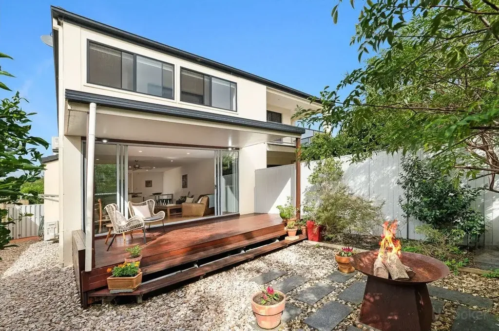 Walk to the Broadwater from This Prime Paradise Point Home!