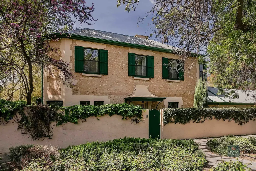 North Adelaide 3બેડરૂમ Distinguished stone residence steeped in early history and complemented by magnificent Japanese inspired garden in this prized North Adelaide enclave.