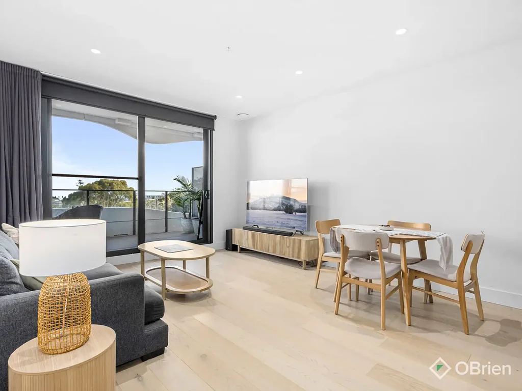 Hampton 2房 Port Phillip湾景 四楼公寓 高端装修 Miele厨房 大型露台 地下停车位 屋顶泳池 优质学区 Bay views & natural light living