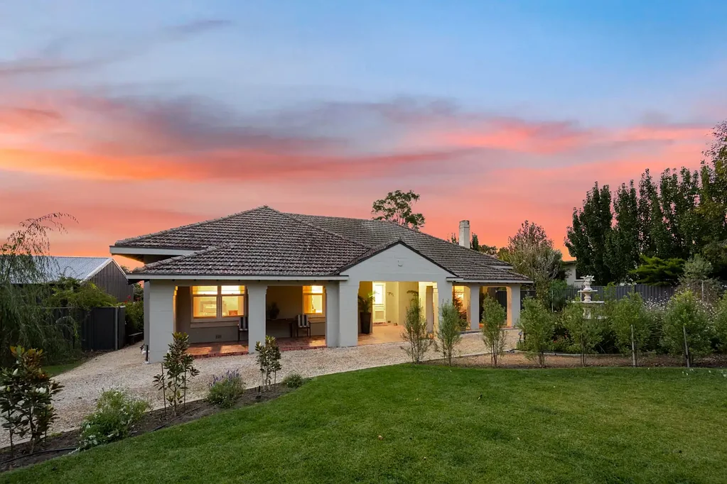 Naracoorte 4Phòng ngủ A Rare Offering of Prestige, Privacy, and Perfect Presentation!