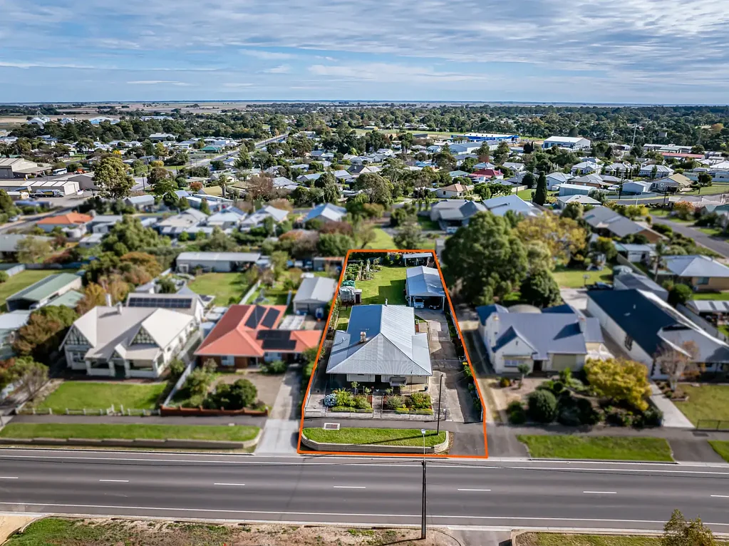 Naracoorte 4房  Town Centre Location - 4 bed, 2 bath, 2 living - 1374m2 Allotment