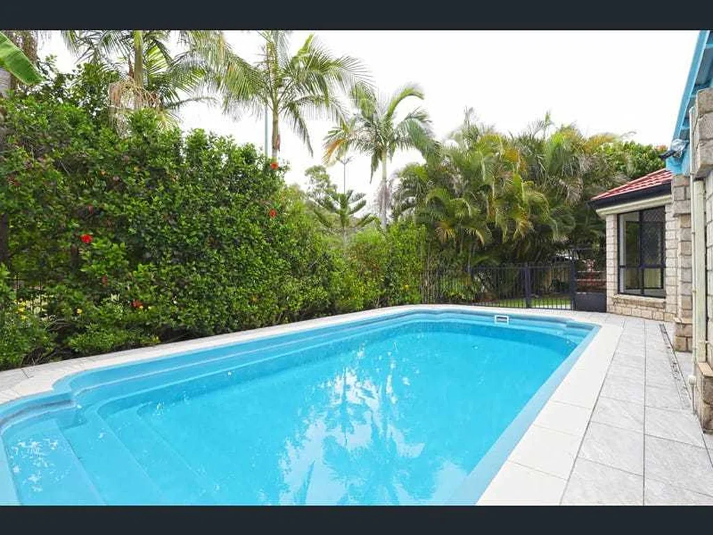 5-Bedroom Home with Pool in Pelican Waters