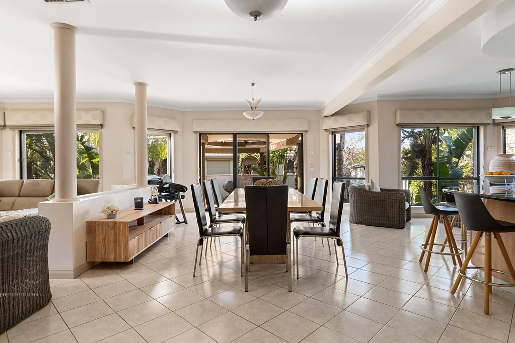 Taylors Lakes 4침실 A Generous Family Home Made for Living and Entertaining