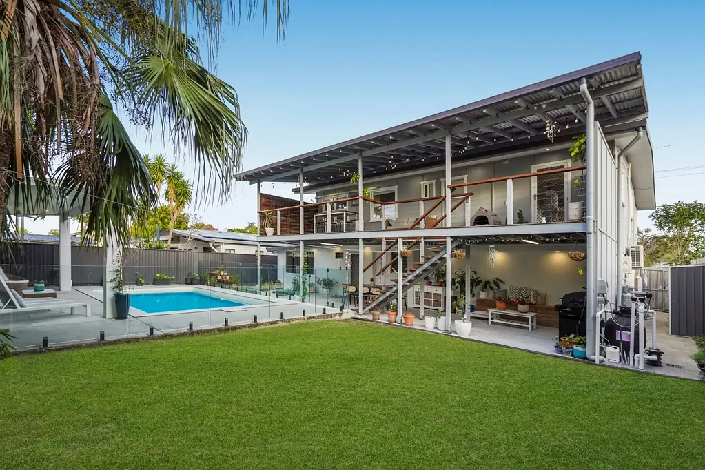 Biggera Waters 3房  COASTAL CHARACTER, POOL & BROADWATER LIFESTYLE