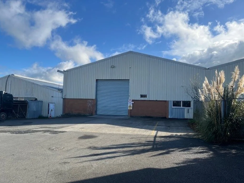 Roslyn 1043 Tremaine Ave warehouse and yard