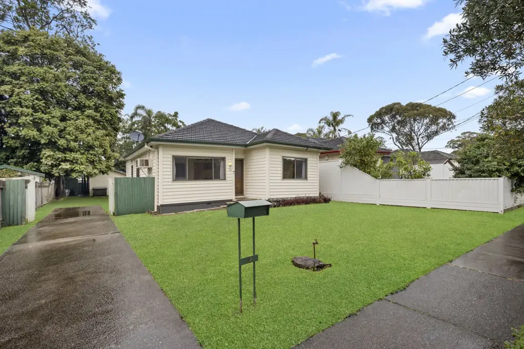 Merrylands 3房 T-Way便捷 556.4㎡阔地 静谧地段 宽敞后院 灵活空间 步行公园学校 CENTRALLY POSITIONED HOME AND LAND - OPEN TO VIEW SAT 18/10/2025 @ 2-2.30PM