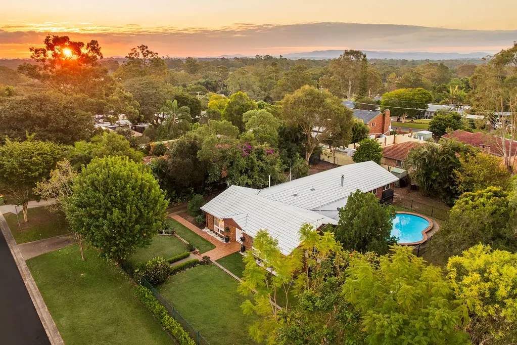 Camira 4 Bedroom STYLISH SINGLE LEVEL FAMILY ENTERTAINER ON 1,449SQM