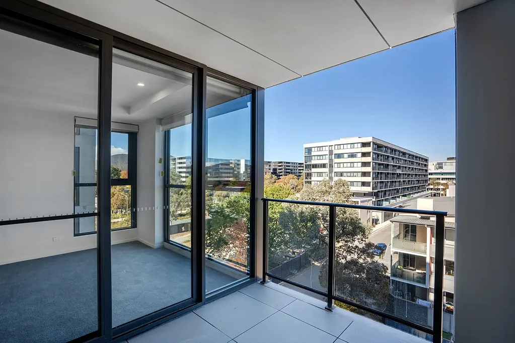 Enjoy Quiet Living in a Stylish One-Bedroom Apartment with Study Room in Lyneham
