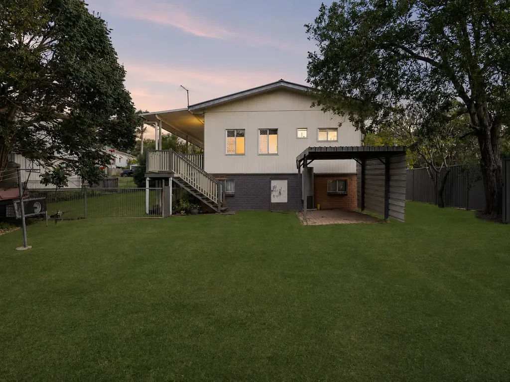 North Ipswich 3房 经典Queenslander魅力 809平米街角地块 高天花板 木地板 主卧套间 宽敞后院 低维护 Classic Queenslander Living | Space, Character & Endless Potential!