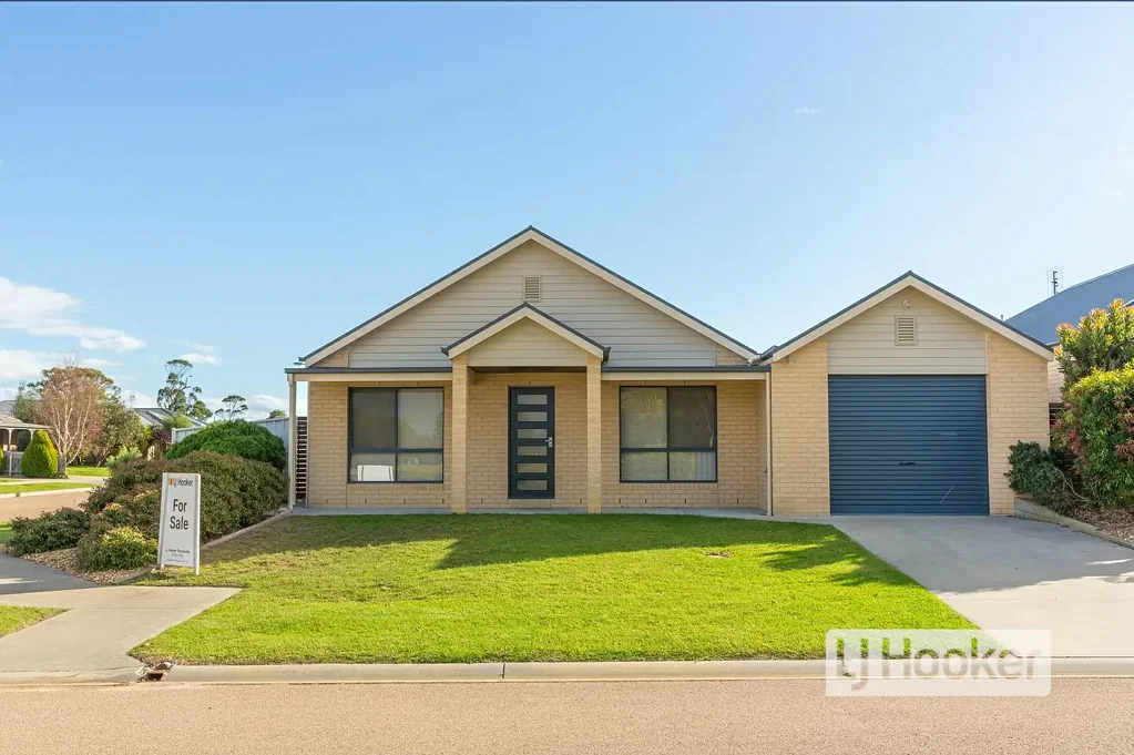 Paynesville 3 Bedroom Modern, Low Maintenance Townhouse - Walk to Parks, Schools & Sports Facilities