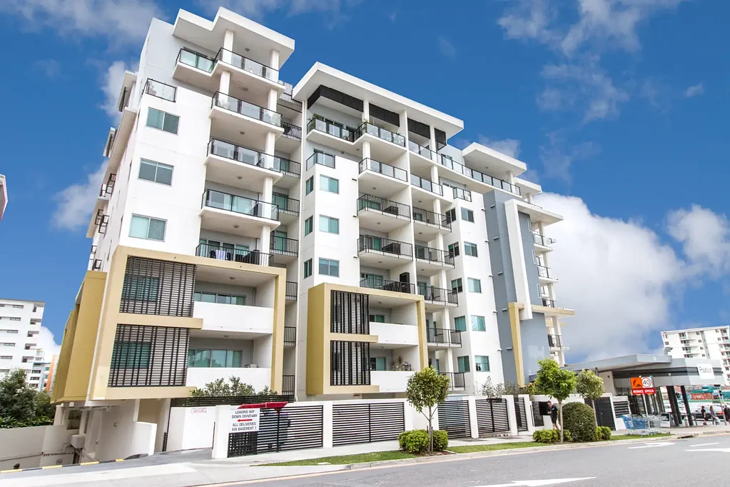 Chermside 2房 现代厨房花岗岩  开放式起居阳台  主卧套间洗衣  游泳池烧烤区  步行商圈公园 Stylish & Spacious Apartment in the Heart of Chermside
